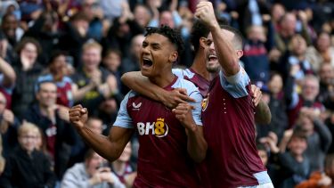 El Aston Villa goleó por 6-1 al Brighton. (Barrington Coombs/PA via AP)