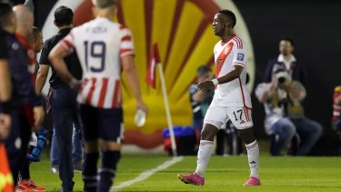 Advíncula se fue expulsado por doble tarjeta amarilla.