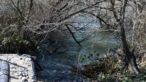 Denuncian derrames cloacales sin tratar que llegan al lago Nahuel Huapi, en Bariloche