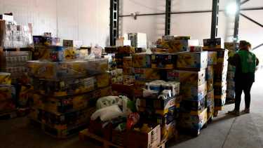 Rescate. En su centro logístico, el Banco Patagónico de Alimentos recibe y clasifica las donaciones para su entrega a comedores. Foto: Matías Subat.
