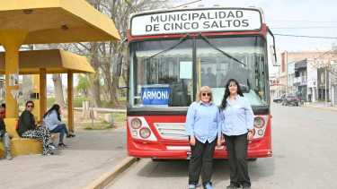 Yalita y Laura, dos mujeres choferes de Cinco Saltos. Foto: Florencia Salto