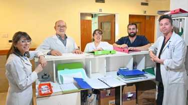 Ricardo Buzeki con el equipo de médicos dedicado a orientar a los residentes.
