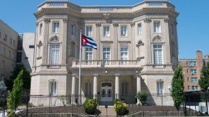 Cuba denunció «ataque terrorista» contra la embajada en Estados Unidos: tiraron dos bombas molotov