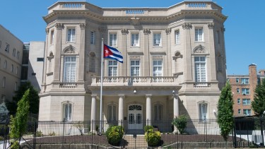 Cuba denunció «ataque terrorista» contra la embajada en Estados Unidos: tiraron dos bombas molotov