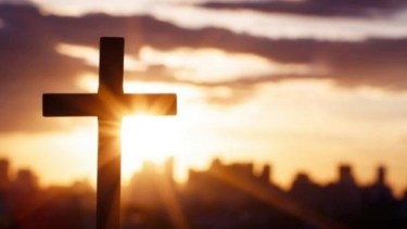 La Iglesia Católica celebra la Santa Cruz donde murió Cristo.-
