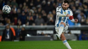 Messi y una genialidad de tiro libre.