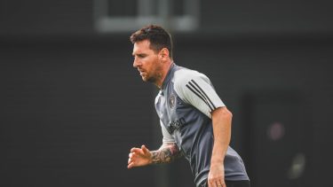 Messi no entrenó a la par del grupo y está en duda para hoy.