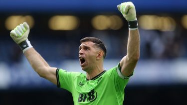 Dibu Martínez fue clave en el triunfo de Aston VIlla a Chelsea.