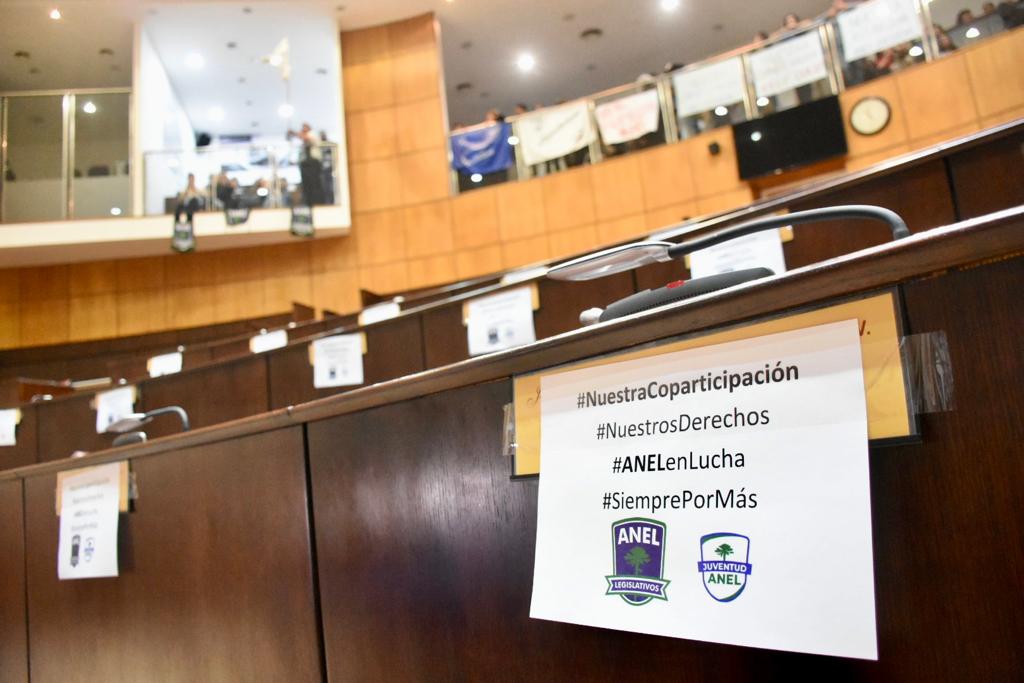 El recinto fue empapelado con los reclamos de ANEL. Foto: Matías Subat.