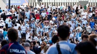 Los hinchas hicieron un banderazo en la previa al debut frente a Inglaterra.