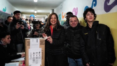 La gobernadora Arabela Carreras votó en la Escuela 321 de Bariloche. Foto: Marcelo Martínez