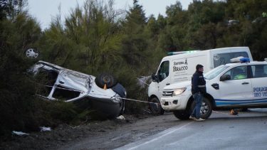 La víctima viajaba en la Renault Kangoo y tras el impacto con una camioneta Jeep salió despedida del habitáculo y murió este domingo en la ruta de acceso al centro de esquí del cerro Catedral. (foto Marcelo Martínez)
