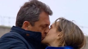 VIDEO | El tierno gesto de Massa a Malena Galmarini, tras emocionarse hasta las lágrimas en un acto