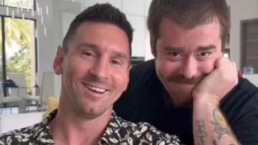 Migue Granados besó a Lionel Messi, luego de una entrevista en Miami. 