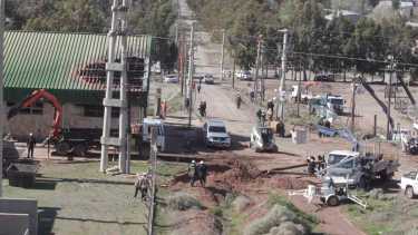 La estación transformadora alternativa se montó al aire libre y al lado de la que se incendió hasta el techo, con cableados subterráneos, torres y celdas para 13,5 (foto Oscar Livera)