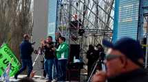 Imagen de Tensión entre manifestantes antes de la llegada de Massa a Plottier: hubo forcejeos y empujones