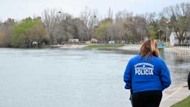 Una mujer que fue rescatada en el río Limay está internada en grave estado en el hospital Castro Rendón.  Foto: Florencia Salto. 