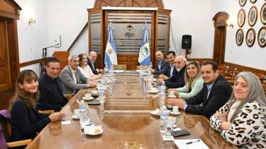 Cecilia Bercovich (izquierda) integra la mesa de transición y será la nueva Tesorera General de Neuquén. Foto: Florencia Salto.