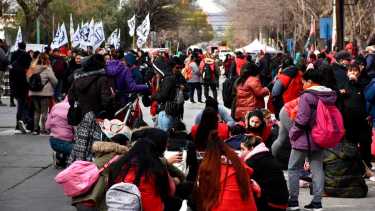 Las organizaciones se convocaron a las 9 en el monumento y marcharon hasta la Gobernación. Foto Matías Subat
