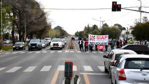 Tercerizados de salud levantaron el corte de Ruta 22 en Neuquén