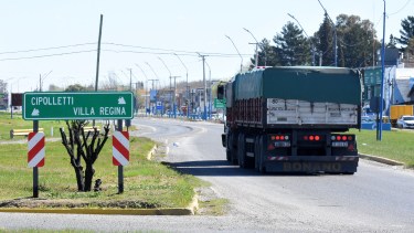 El camión circula en dirección a Cipolletti, pero el cartel ¿marca otra cosa? En Vialidad Nacional aseguran que está bien hecho. (Foto: Juan Thomes)