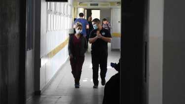 El personal del hospital de Roca asistió al joven cuando fue trasladado en un vehículo particular. foto: archivo.