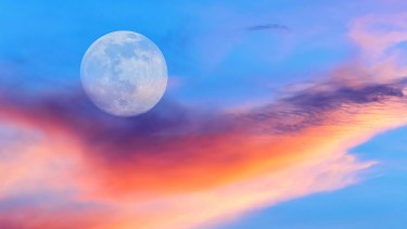 La Superluna de Cosecha viene a cerrar un ciclo de seis meses, iniciado en abril pasado.-