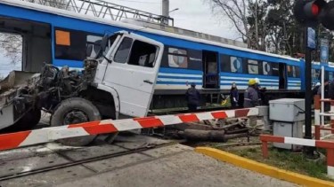 Así quedó el camión impactado por el tren. (Gentileza Trenes Argentinos)