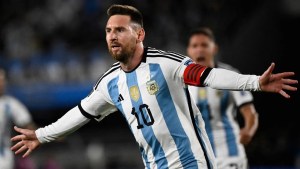 Con el golazo de tiro libre, Lionel Messi igualó a Luis Suárez y alcanzó un inédito récord