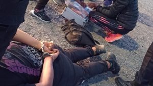 Intentó darse a la fuga en moto y lo atraparon con cocaína en Roca