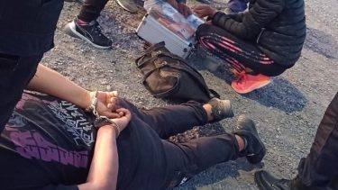 Intentó darse a la fuga en moto y lo atraparon con cocaína en Roca