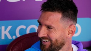 VIDEO: mirada atenta y manos a la cabeza, los gestos de Lionel Messi en el banco de suplentes