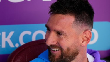 Lionel Messi siguió desde el banco el partido de la Selección ante Bolivia. Foto: Gentileza AP. 