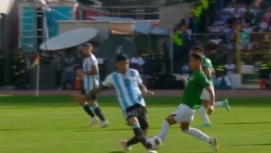 El brutal pisotón que recibió Cuti Romero y terminó con una roja directa en Bolivia