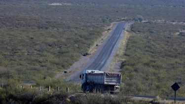 Las rutas son claves para unir el Alto Valle con la región Sur. Foto Archivo.