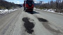Imagen de Vialidad Nacional vuelve a tapar los baches de la Ruta 40 al sur de Bariloche