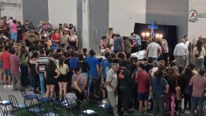El último adiós a Huguito Flores en Santiago del Estero: emoción y largas filas para despedirlo