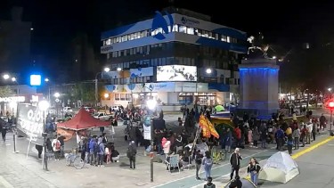 El Gobierno convocó a las organizaciones sociales, que mantienen el acampe en Neuquén. Foto: Captura. 