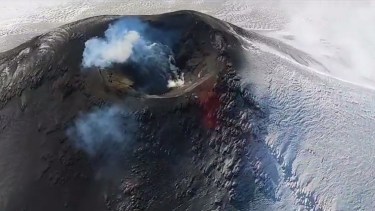 El volcán se mantiene en alerta naranja, informaron las autoridades trasandinas. Foto: Captura. 
