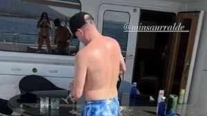 Difundieron fotos de Martín Insaurralde junto a una modelo en un yate en el Mediterráneo
