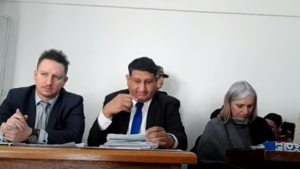 Juicio a una mujer por el rasguño a una policía: querella pide 2 años de prisión, fiscalía 6 meses