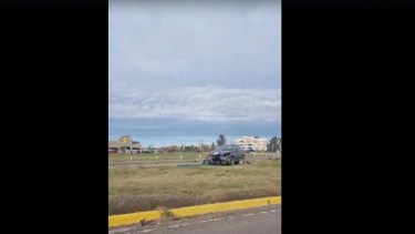 Perdió el control y terminó sobre una rotonda en la Ruta 22, en Roca