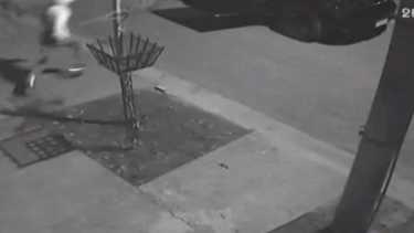 El atacante hizo caer el portón tras una fuerte patada. Luego escapó en un vehículo negro. Foto: imagen video.