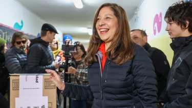 La gobernadora Arabela Carreras tuvo entre sus aportantes de campaña funcionarios, dirigentes, empresarios. Foto: Archivo