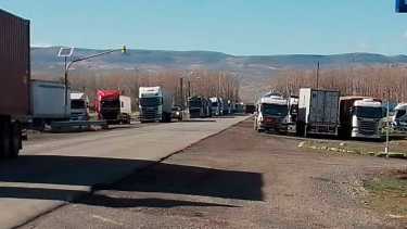 Más de 500 camiones siguen varados por el cierre de Pino Hachado. Foto: Gentileza. 