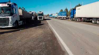 Alrededor de 300 camiones están varados en Las Lajas por el cierre del paso Pino Hachado. (Gentileza).-