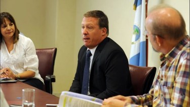 Cassano, y a su lado Du Plessis, la diputada que integrará el jurado. (Archivo)