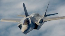Imagen de Hallan estrellado un avión de guerra de 80 millones de dólares que había desaparecido en EE. UU.