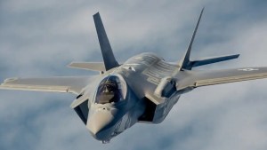 Hallan estrellado un avión de guerra de 80 millones de dólares que había desaparecido en EE. UU.