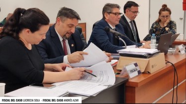 Sola, Azar, Moreyra, Roa Moreno y una de las hijas de la víctima, en la audiencia contra los hermanos Vidal. (Gentileza)